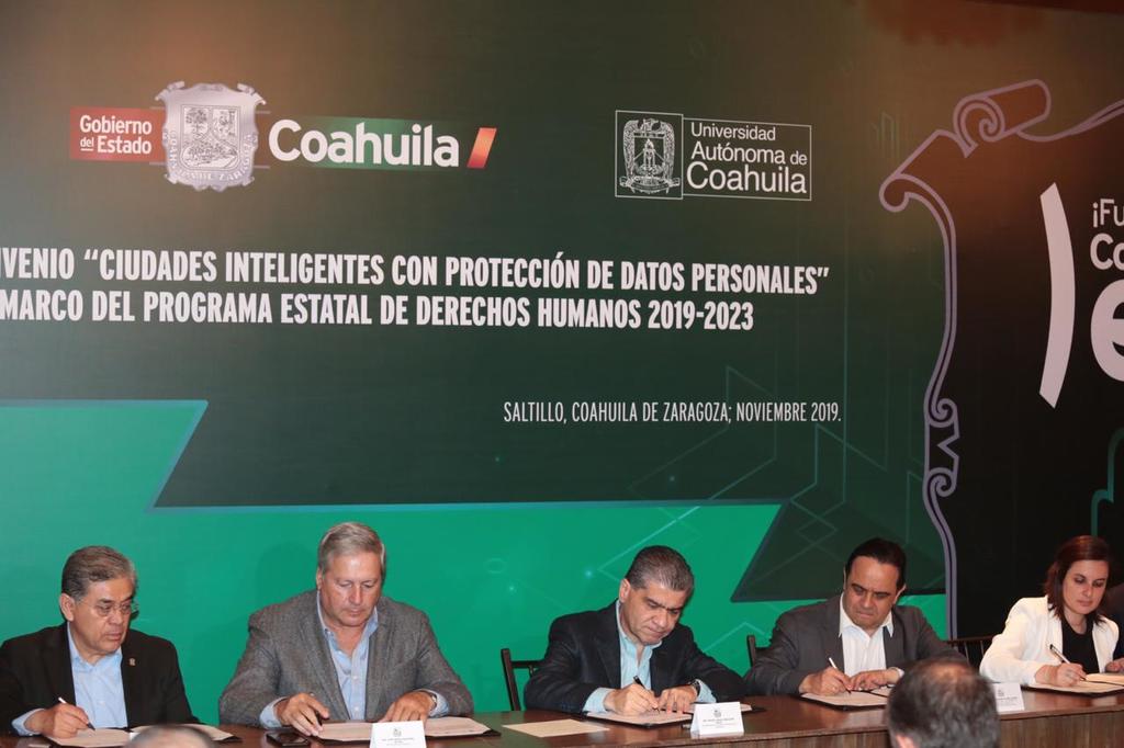 El gobernador de Coahuila, Miguel Riquelme, signó el compromiso con el Comisionado Presidente del INAI y la titular de la AIDH.