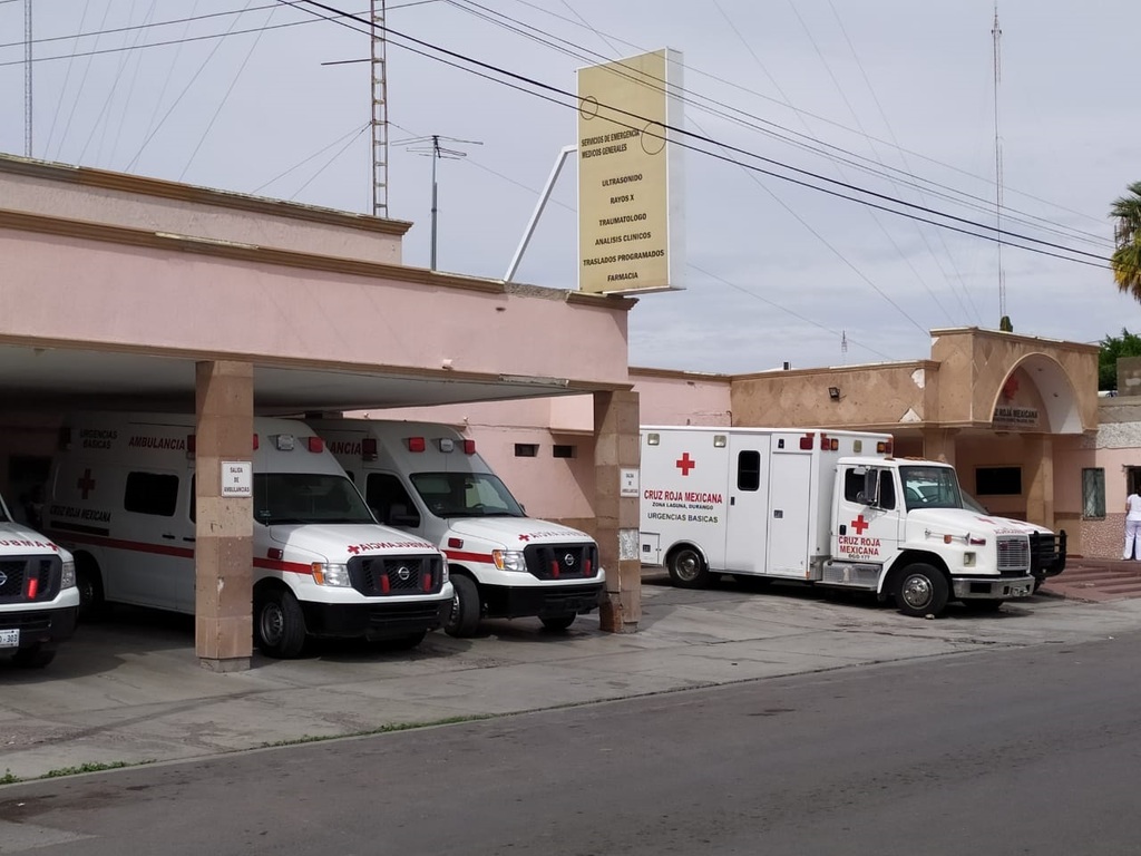 El personal de la Cruz Roja de la ciudad de Gómez Palacio acudió al lugar para atender al ciclista lesionado. (EL SIGLO DE TORREÓN)