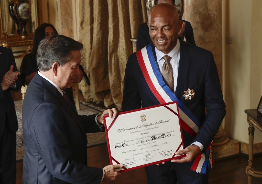 El expitcher Mariano Rivera (d) recibe la medalla Belisario Porras de parte del presidente panameño Laurentino Cortizo. (AP)