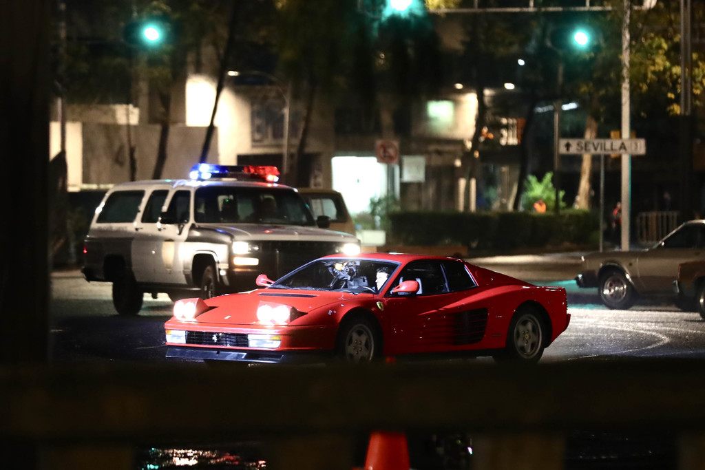 Escena. Un Ferrari rojo era perseguido por dos camionetas de la policía desde las que le disparaban. (AGENCIAS) 