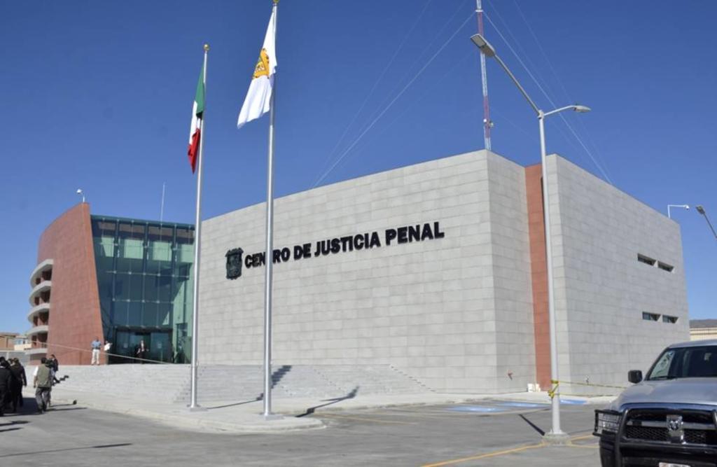 El día de hoy que se llevó a cabo la audiencia en la sala siete del Centro de Justicia Penal en Saltillo, donde Ernesto (N) de 66 años de edad, fue vinculado a proceso.
(ARCHIVO)