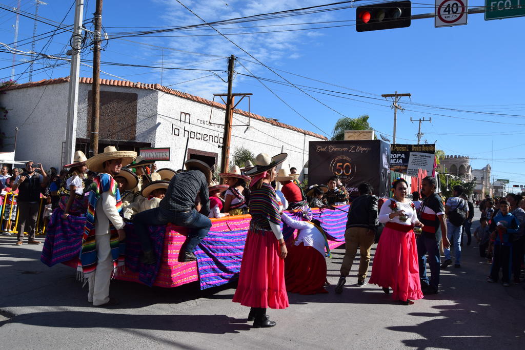 Con la participación de 28 instituciones educativas, que sumaban alrededor de 3,500 personas entre alumnos, autoridades municipales y educativas se llevó a cabo el tradicional desfile de la Revolución en el municipio de San Pedro. (MARY VÁZQUEZ)