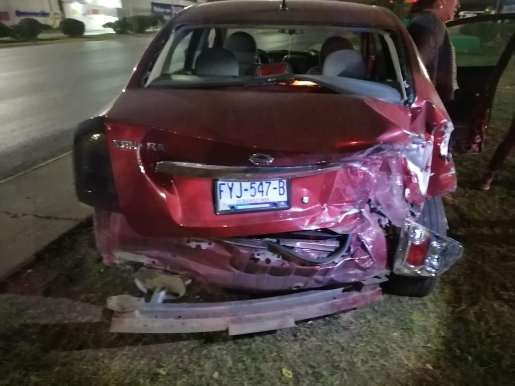La conductora del Nissan Sentra fue atendida por paramédicos de la Cruz Roja, luego de resultar lesionada de la espalda.