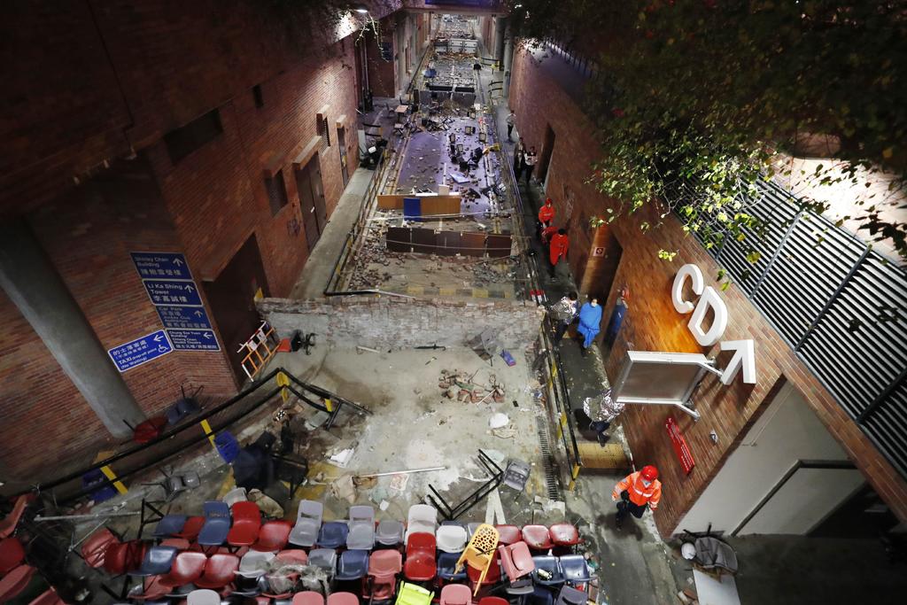 La policía de Hong Kong comenzó a limpiar las barricadas que tenían bloqueado el túnel de Cross-Harbour. (EFE) 