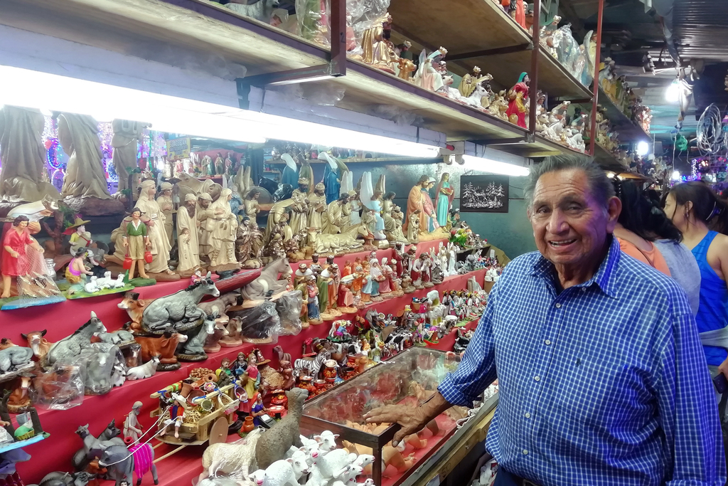 Juan Manuel Morales Magallanes tiene 48 años como socio del mercado y vende las figuras que adornal el Nacimiento de las personas. (FERNANDO GONZÁLEZ)