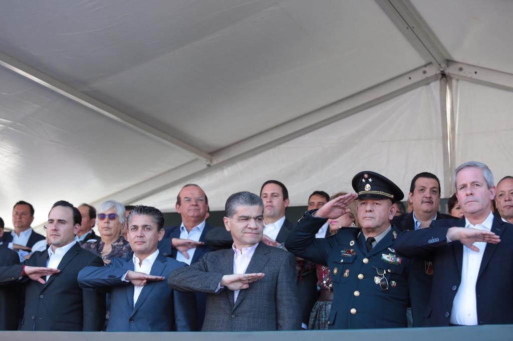 El gobernador del estado, Miguel Ángel Riquelme Solís, encabezó el desfile, en el que participaron cerca de cinco mil saltillenses.