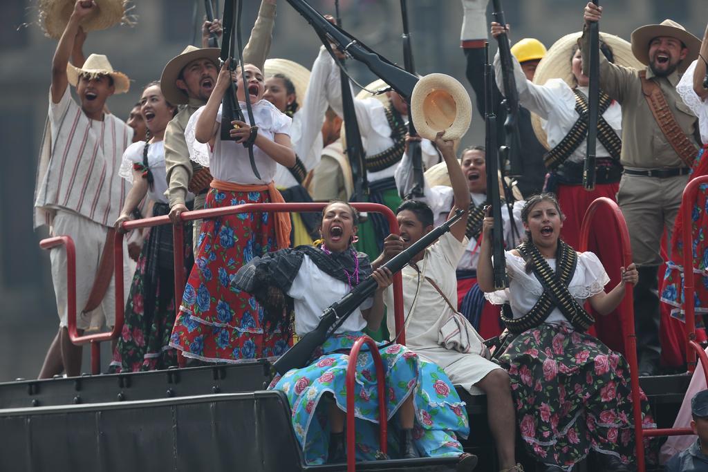 Caracterizados, festejaron y participaron civiles y militares en el desfile de la Revolución. (EFE)