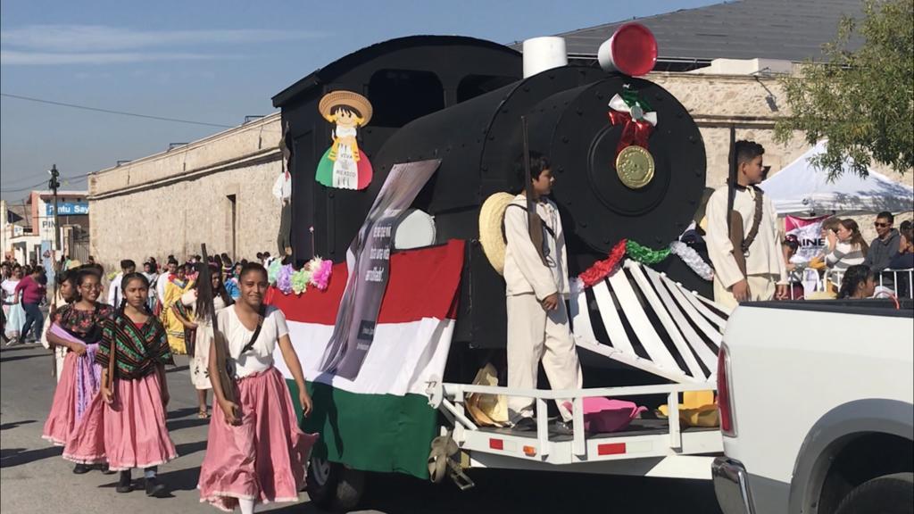 En el desfile del 109 aniversario de la Revolución Mexicana participaron 56 contingentes de distintas escuelas y universidades.