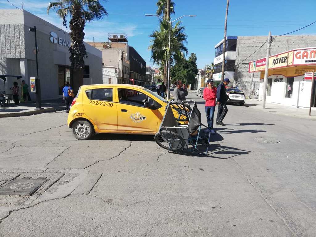 La mujer taxista embistió al conductor de un triciclo, de 69 años de edad; el afectado fue trasladado a un hospital y está estable. (EL SIGLO DE TORREÓN)
