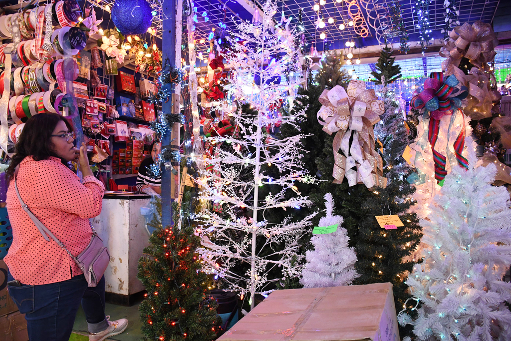 El mercadito navideño fue formalmente inaugurado, por lo que estará instalado del 20 de noviembre al 27 de diciembre en Torreón. Ofrece desde árboles de navidad hasta comida de temporada. (FERNANDO COMPEÁN)