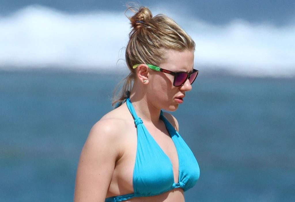 Scarlett Johansson se volvió trending topic en redes sociales por una fotografía de la actriz luciendo su figura en bikini sin photoshop. (TWITTER)