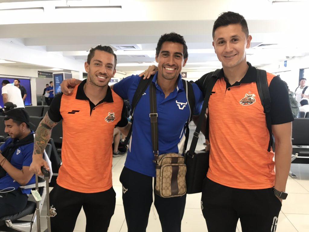 El equipo oaxaqueño publicó en sus redes sociales dio a conocer unas fotos donde aparecen los jugadores de ambos equipos esperando al transporte. (ARCHIVO)
