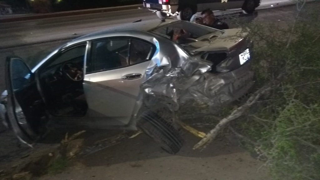 De madrugada, conductores protagonizan un accidente vial en el periférico de Torreón. (EL SIGLO DE TORREÓN)