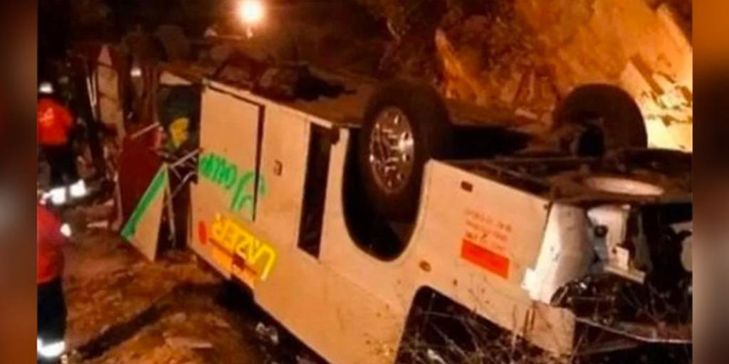 Cuatro personas murieron y 35 resultaron heridas, algunas de gravedad, al volcarse un autobús de pasajeros por una carretera cercana a la localidad de Ocuilapa de Juárez, en el suroriental estado mexicano de Chiapas, informaron este viernes fuentes de Protección Civil del estado. (ESPECIAL)
