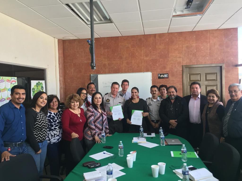 Flor Estela Rentería Medina, coordinadora regional, recibió a maestros de educación básica y a representantes del Pentathlón en las instalaciones de la Coordinación en bulevar Independencia, en el fraccionamiento El Fresno, en Torreón.
(EL SIGLO DE TORREÓN)