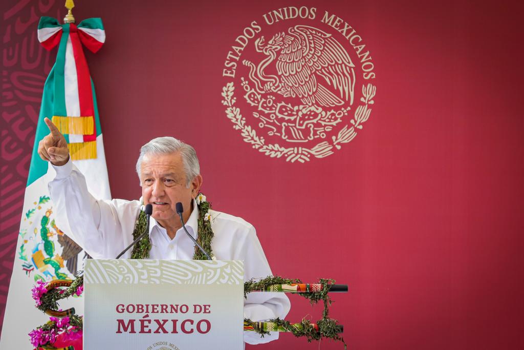 
'Este año no hubo 'gasolinazo' ni aumento de impuestos, el año que viene tampoco', dijo el mandatario durante su discurso en San Miguel Canoa, ante autoridades de Puebla así como representantes de comunidades indígenas en la región. (NOTIMEX)