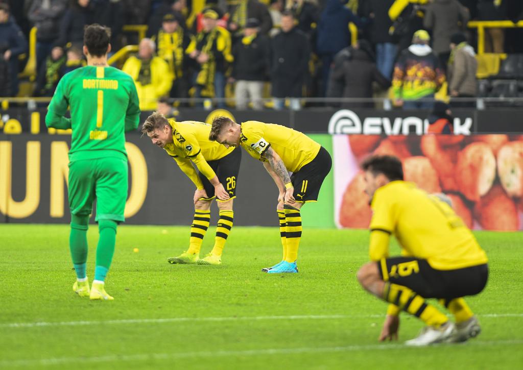 Los jugadores del Dortmund tuvieron que venir de atrás para conseguir la igualada en casa a tres goles por lado. (EFE)