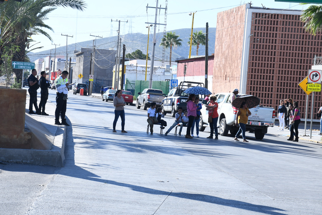 Reclaman vecinos de colonias del sector poniente de Torreón por la 'falta' de pasos peatonales ante la cancelación de vueltas a la izquierda, esto dentro del proyecto Metrobús.