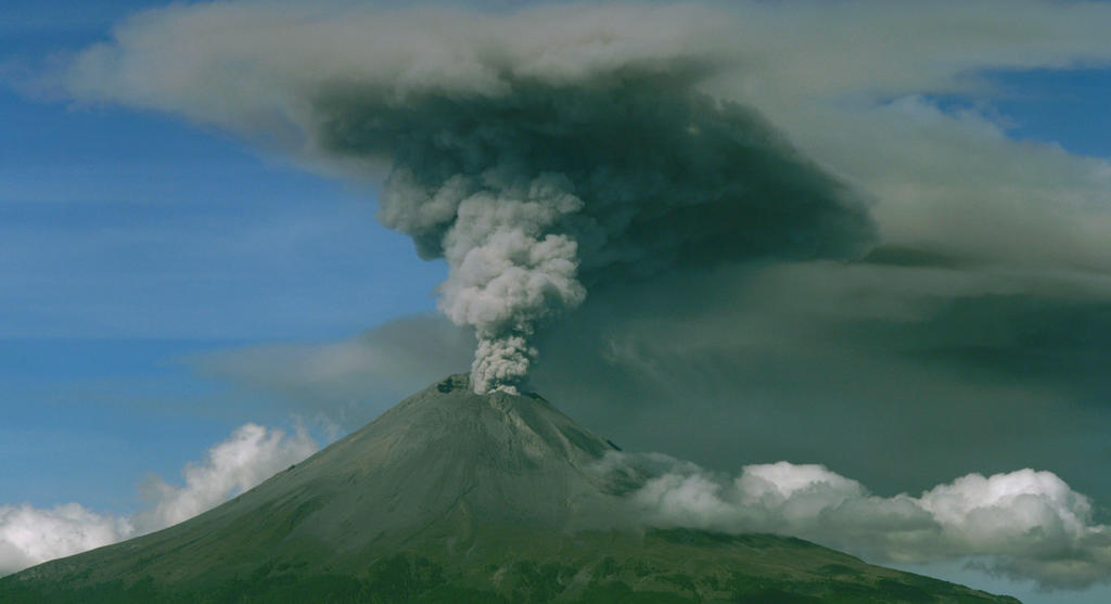 Desde las primeras horas de la mañana se ha observado la emisión continua de gases volcánicos y en ocasiones ligeras cantidades de ceniza. (ARCHIVO)