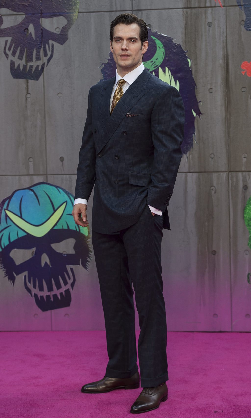 Anécdota. El actor británico, Henry Cavill, fue rechazado para el papel del Agente 007 por sus entonces kilos de más.