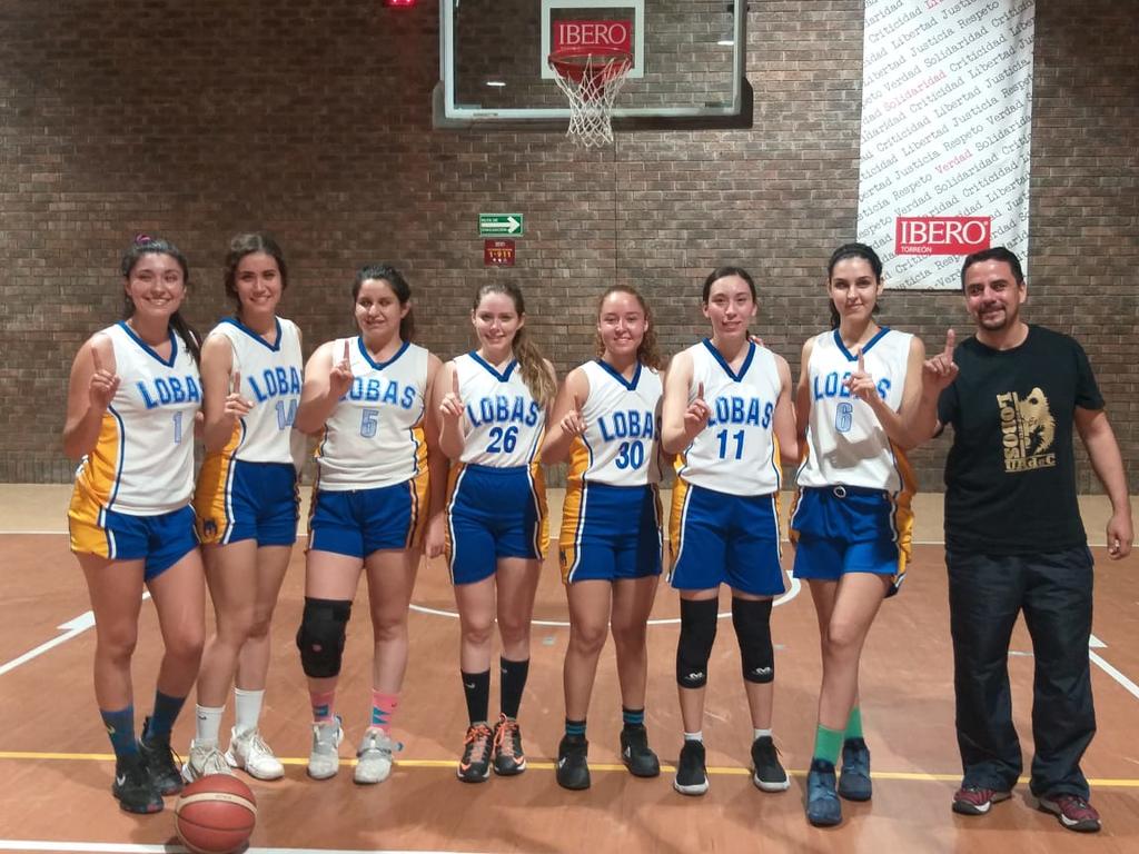 Las jugadoras celebraron su título en basquetbol femenil, ganando los partidos definitivos, de visita.