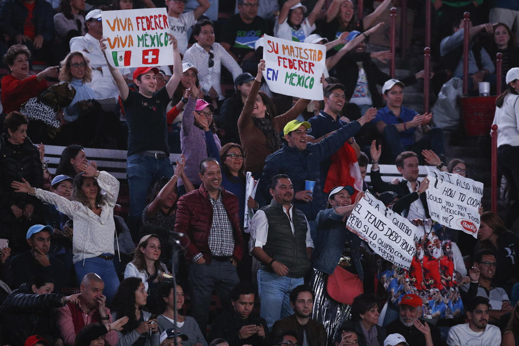Los fans del tenista suizo no dejaron escapar la oportunidad de mostrar sus pancartas ante su visita. (AP)