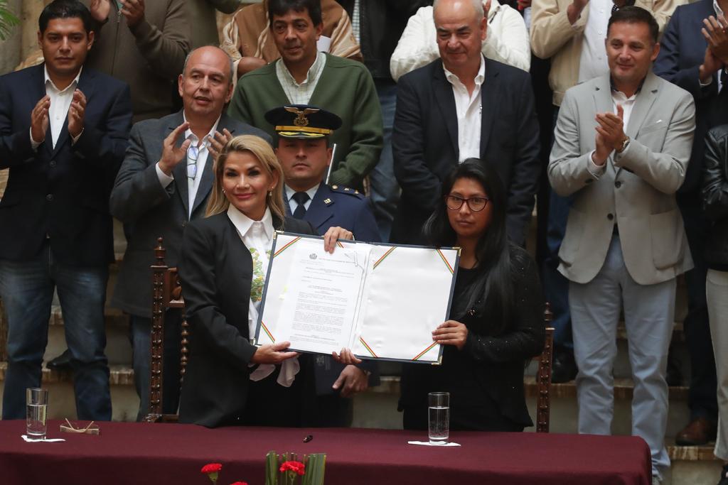 La ley de urgencia para convocar lo antes posible nuevos comicios en Bolivia fue promulgada este domingo por la presidenta  del país, Jeanine Áñez, con el compromiso de que serán unas elecciones 'limpias, justas y transparentes'. (EFE)
