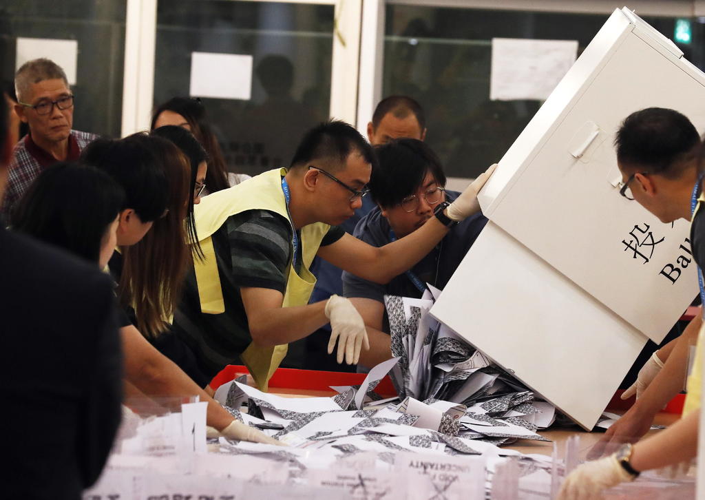 Los votantes en Hong Kong acudieron en masa el domingo a las elecciones del consejo de distrito, vistas como un barómetro de apoyo público a las protestas en favor de la democracia que han sacudido el territorio chino semiautónomo durante más de cinco meses. (EFE)