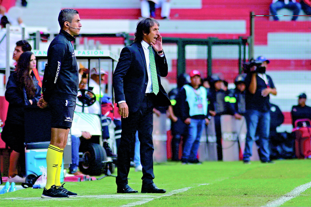 Guillermo Almada da indicaciones durante el juego de ayer, en el que Santos Laguna igualó a dos tantos con Toluca. (JAM MEDIA) 