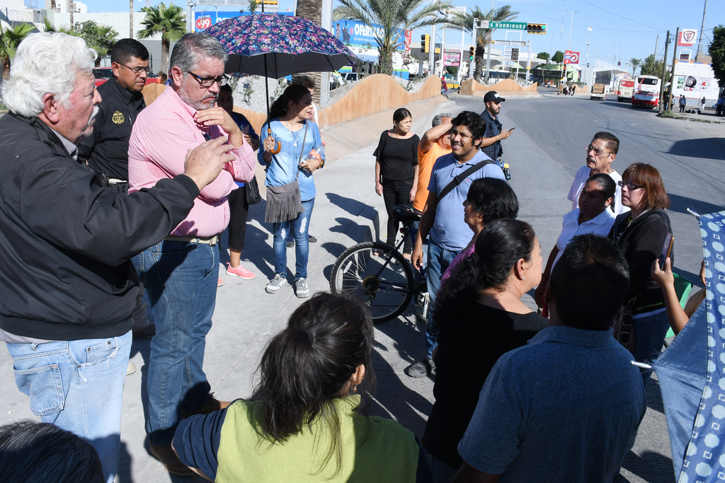 Vecinos de colonias al poniente de Torreón bloquearon la vialidad el viernes debido al cierre de un paso peatonal en la calle Cepeda. (FERNANDO COMPEÁN)