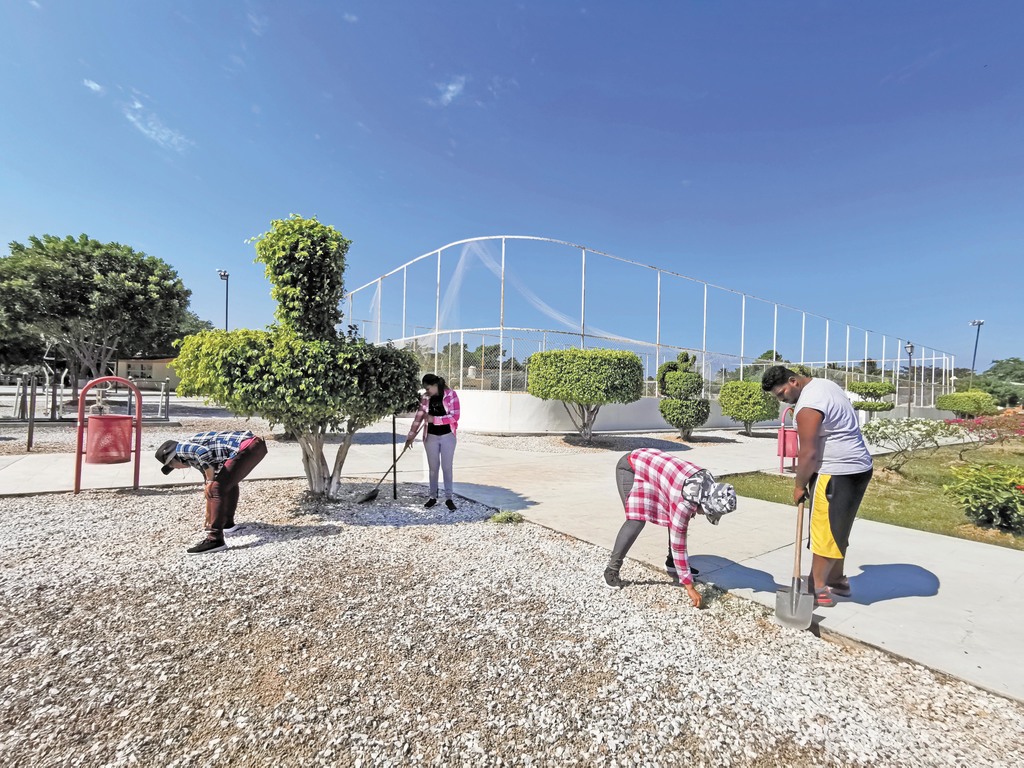 La remuneración por la limpieza de los parques y jardines es de alrededor de dos mil 400 pesos. El programa además busca acompañar a los migrantes en su proceso regulatorio. (ARCHIVO)