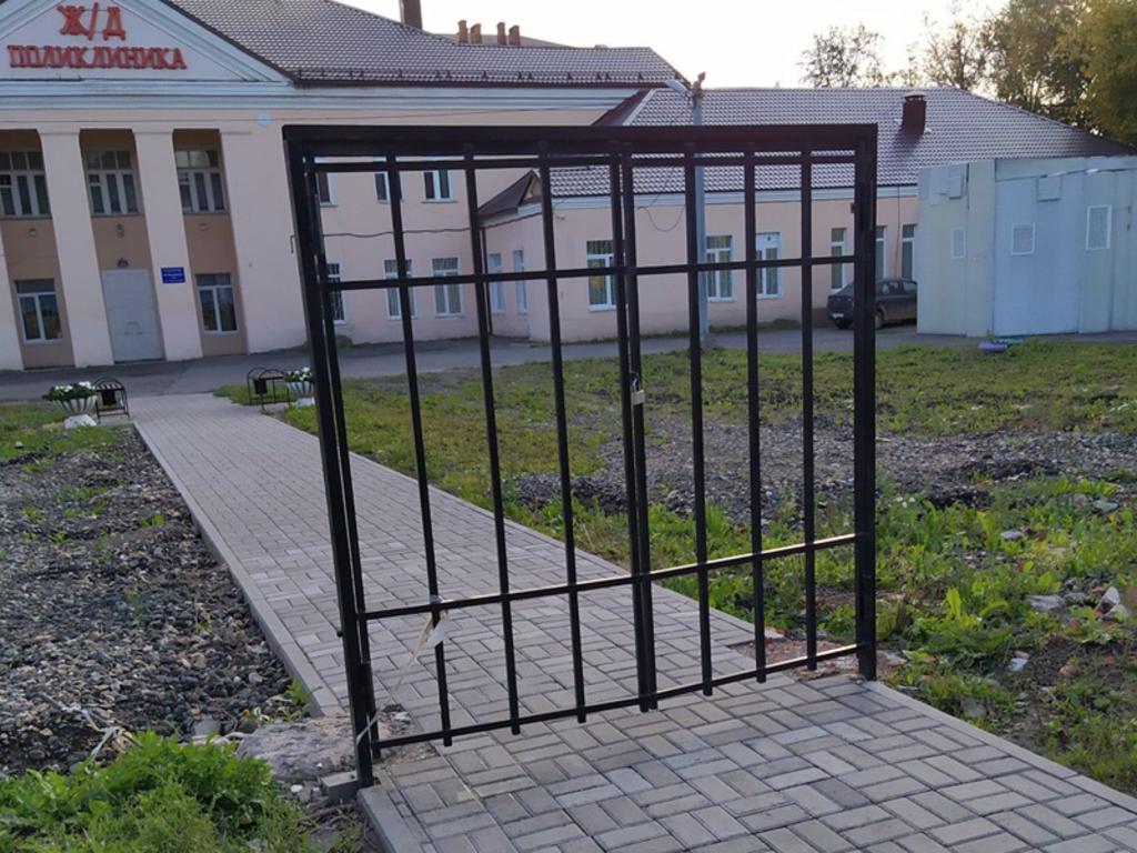 La puerta apareció en una clínica en Rusia. (INTERNET)