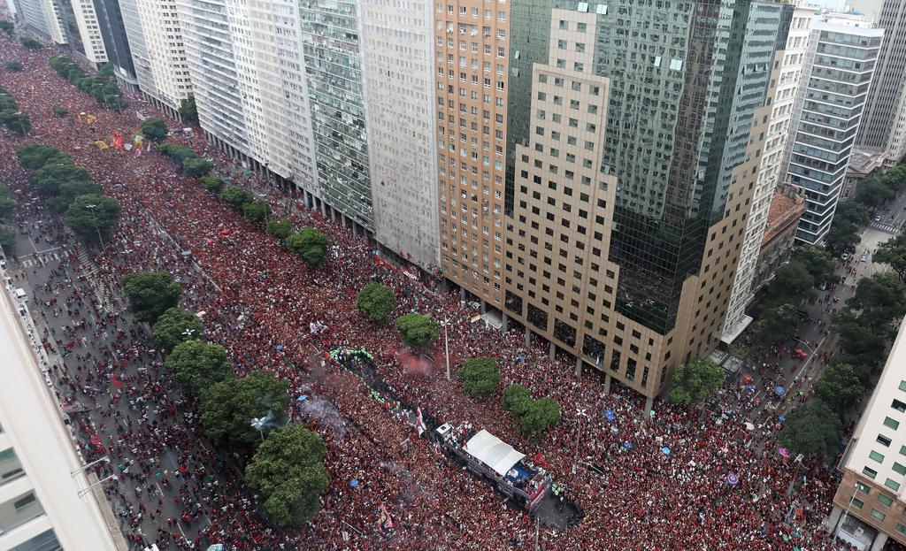 Los aficionados del flamante campeón de la Copa Libertadores 2019 abarrotaron las calles de Río de Janeiro en el marco de la celebración donde rodearon el camión de su equipo. (EFE)