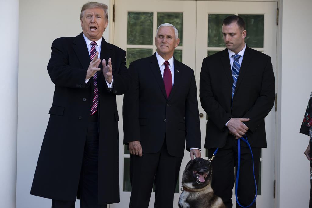 'La perra es increíble. Tan brillante y tan lista', afirmó Trump, quien estuvo acompañado por el vicepresidente Mike Pence y su esposa, la primera dama Melania. (AP)