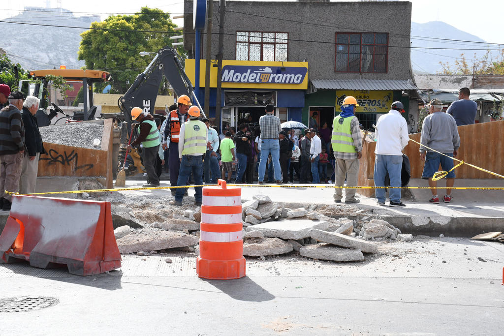Vecinos de colonias del poniente realizaron este lunes un bloqueo en el bulevar Revolución y calle Cepeda de Torreón, reclamando por pasos peatonales interrumpidos debido al proyecto Metrobús. (FERNANDO COMPEÁN)