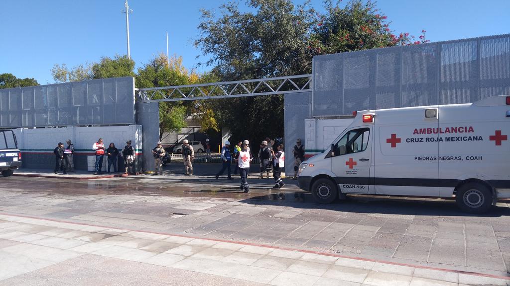 También acudieron al lugar los elementos de la Dirección de Seguridad Pública Municipal (DSPM), además del Heroico Cuerpo de Bomberos de Piedras Negras y de la Cruz Roja Mexicana en esta ciudad fronteriza. (EL SIGLO COAHUILA)
