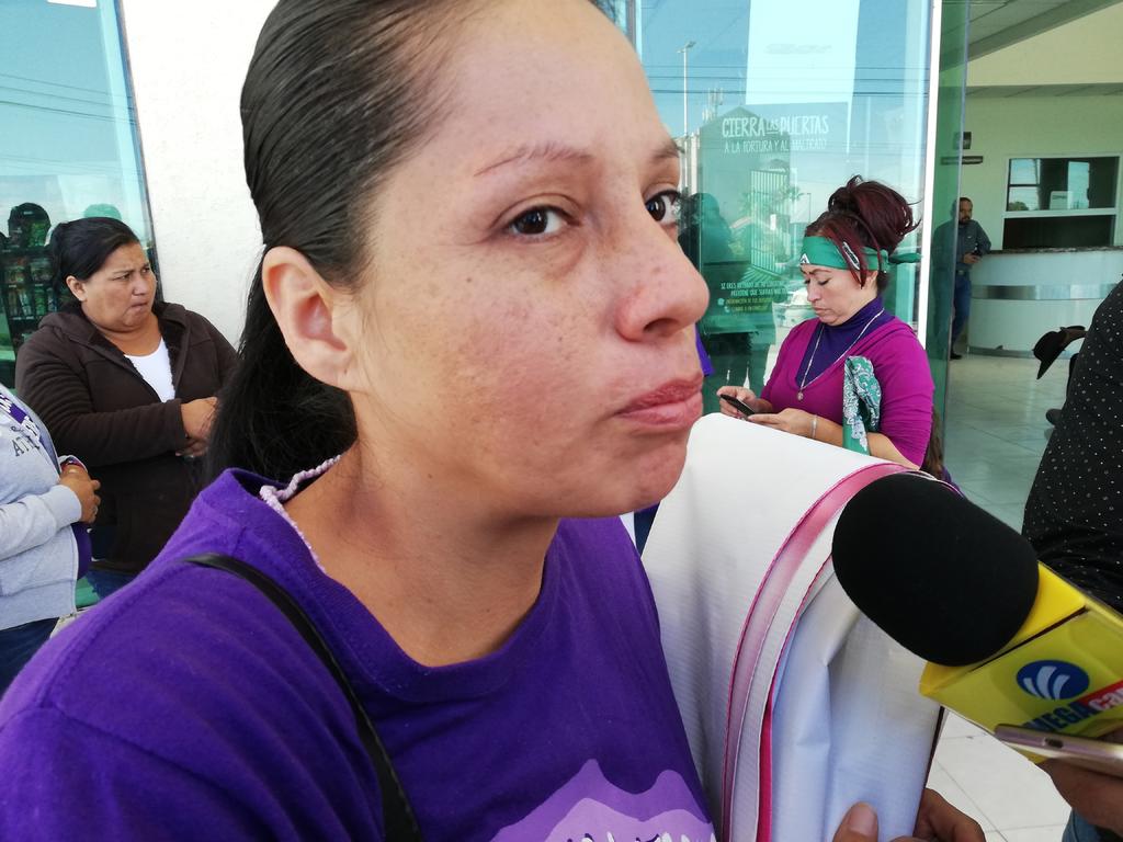 La denuncia fue hecha por Deisy Carolina Ramírez, madre de María Milagros Ramírez (Milly), asegurando que en la Fiscalía solo le están dando largas para poder tipificar la muerte de su hija como un caso de feminicidio. (EL SIGLO DE TORREÓN)