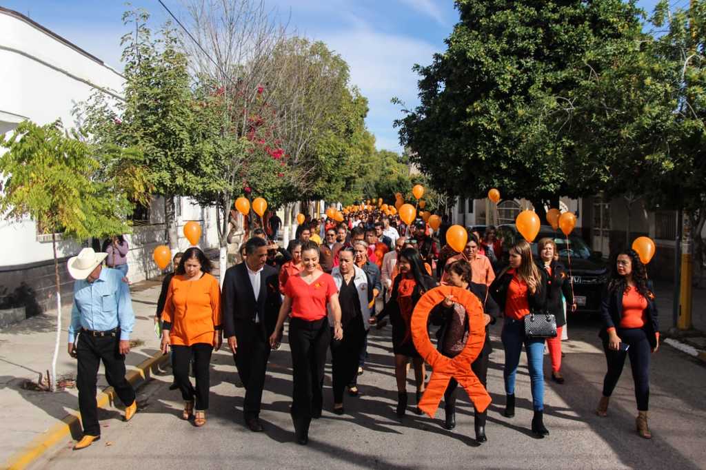El municipio de Lerdo conmemoró con marcha, plática y devela-
ción de una placa el Día de la No Violencia. (EL SIGLO DE TORREÒN/EDITH GONZÁLEZ)