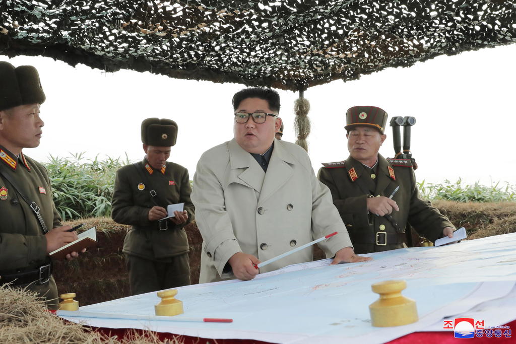 Kim Jong-un, líder norcoreano, inspecciona la unidad militar en el islote de Changrin. (EFE) 