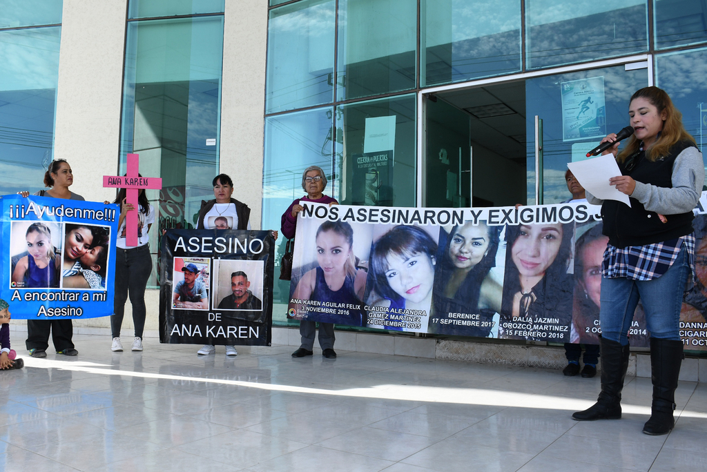 Familiares de mujeres asesinadas se manifestaron esta mañana en la Fiscalía para exigir justicia en sus investigaciones. (FERNANDO COMPEÁN)