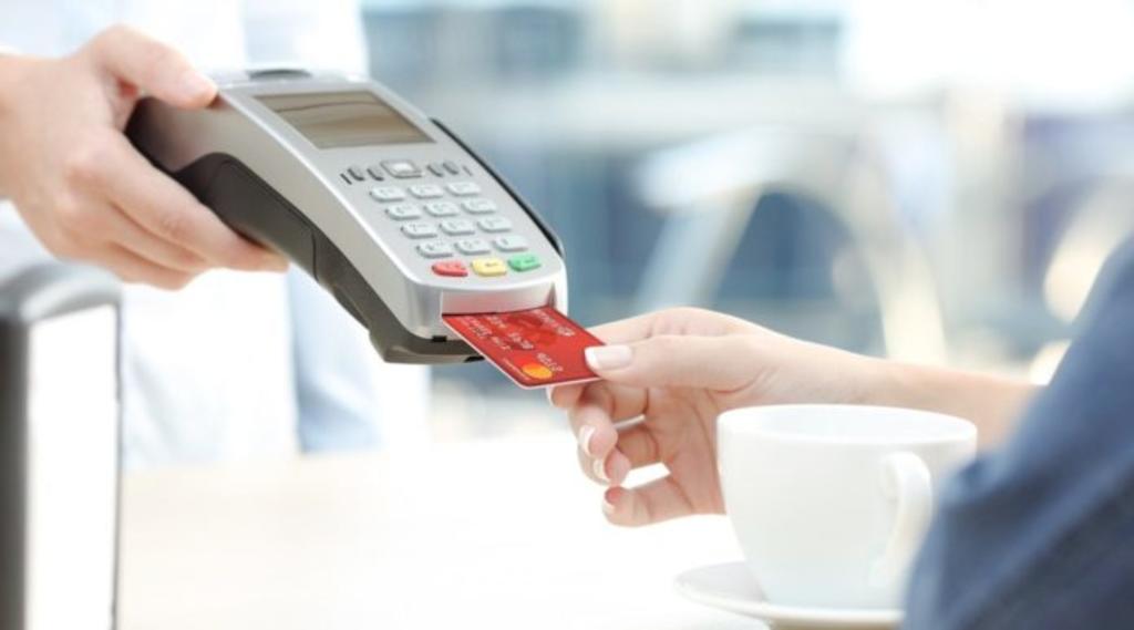 Luego de un acuerdo entre el Servicio de Administración Tributaria (SAT) y la Asociación de Bancos de México (ABM) a partir del siguiente año (2020), los consumidores que pagan con tarjeta podrán recibir al instante su factura electrónica. (ESPECIAL)