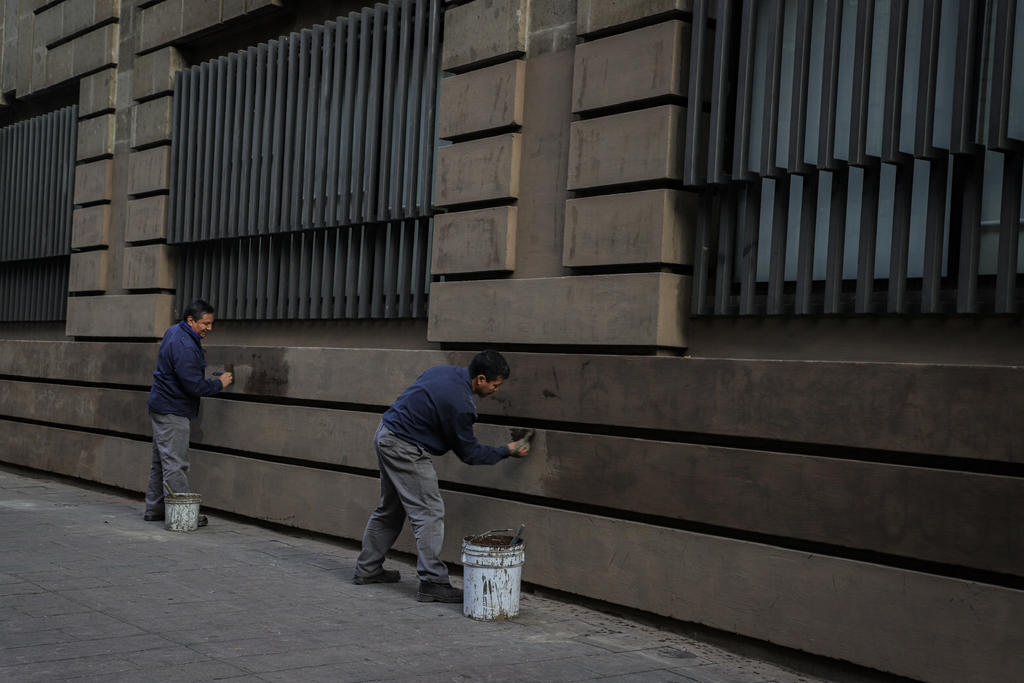 Desde anoche iniciaron las acciones de limpieza en el Hemiciclo a Juárez —patrimonio artístico de la Ciudad de México—, que fue dañado durante la marcha con motivo del Día Internacional de la Eliminación de la Violencia contra la Mujer la tarde de ayer en la Ciudad México.  (NOTIMEX)