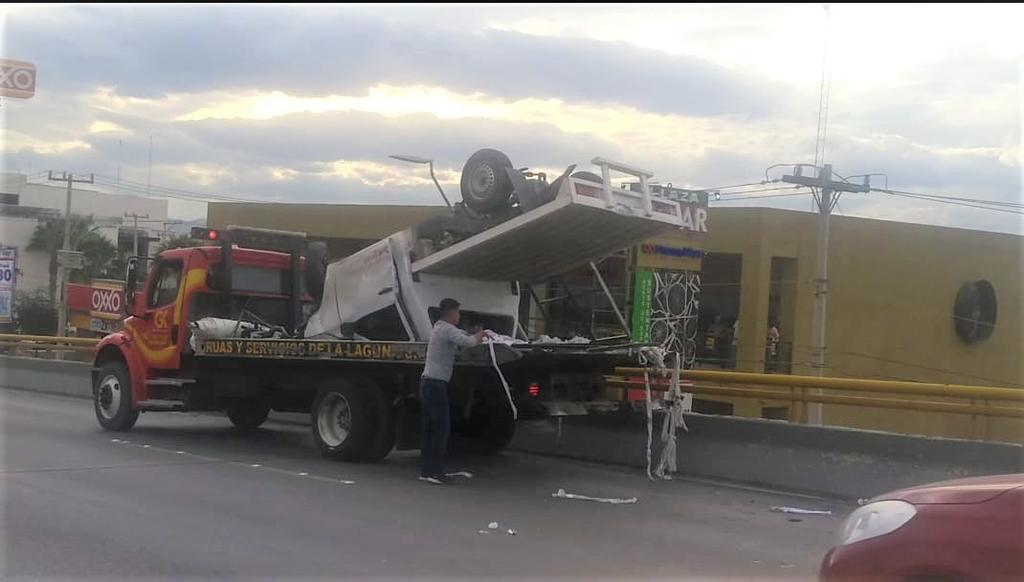 El percance se registró alrededor de las 16:30 horas de este martes en la carretera Torreón-San Pedro a la altura del puente elevado que se encuentra justo frente a un centro comercial, donde hace intersección con la carretera a La Unión.
(EL SIGLO DE TORREÓN)