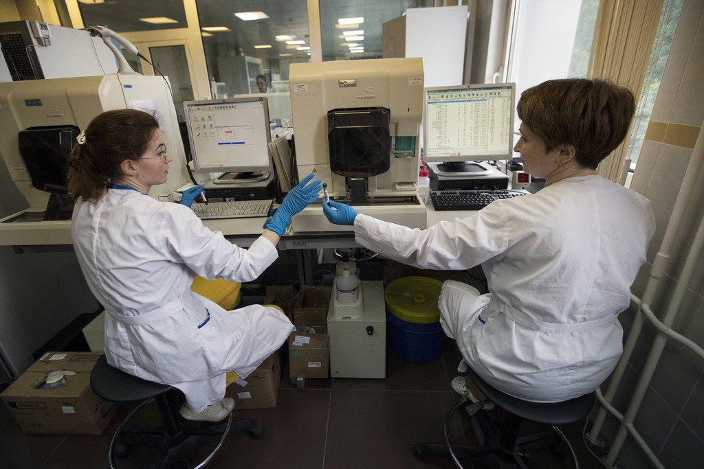 Esta foto de archivo de mayo del 2016 muestra a empleados trabajando en el laboratorio nacional de pruebas de drogas de Rusia, en Moscú. (ARCHIVO)