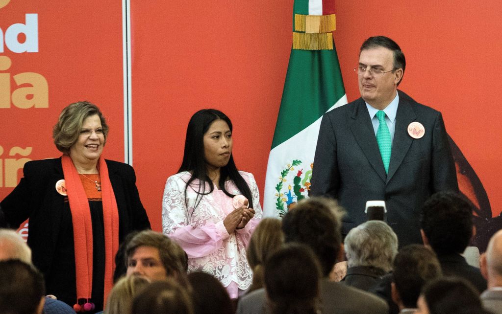 Foro. Yalitza Aparicio (c), la presidenta de Inmujeres, Nadine Gasman (i), y el secretario de Relaciones Exteriores (SRE), Marcelo Ebrard. (EFE)
