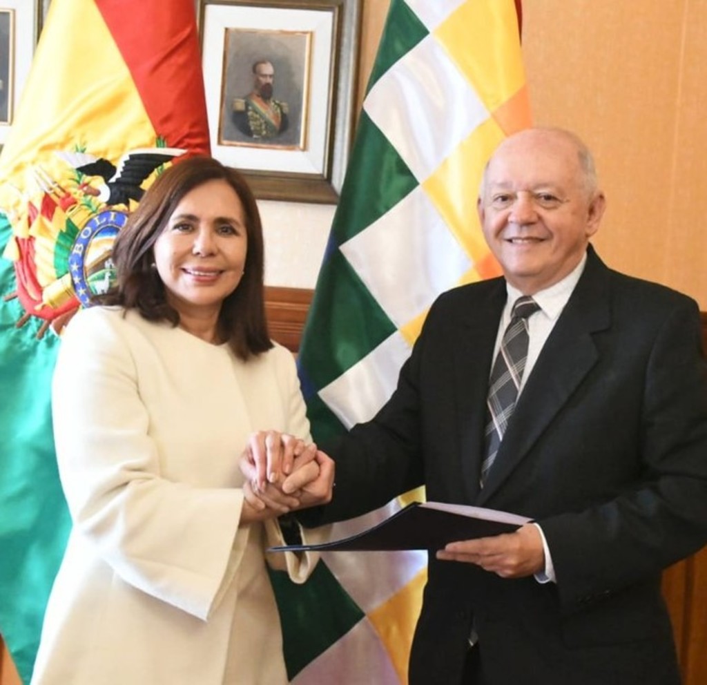 Walter Óscar Serrate (derecha) fue designado como embajador de Bolivia en Washington este martes, tras 11 años sin uno. (ESPECIAL) 