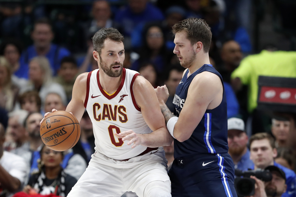 Kevin Love (i) podría ser cambiado por los Cavaliers de Cleveland. (AP)