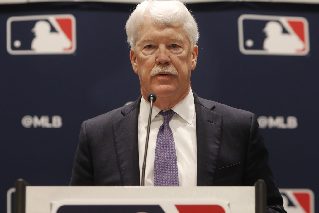 El nuevo dueño de los Reales de Kansas City, John Sherman, hace una breve declaración a los reporteros después de una reunión de propietarios de beisbol en Arlington, Texas. (ARCHIVO) 