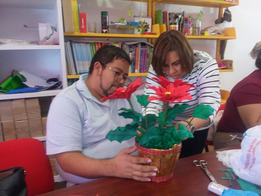 En la Infoteca de Francisco I. Madero, ofrecen diversos talleres para niños, jóvenes y adultos, como lo es el de Floristería. (EL SIGLO DE TORREÓN / BETTY SILVA) 