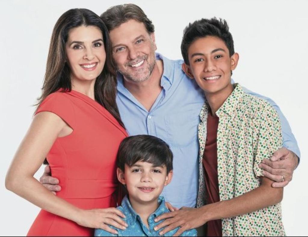 Personajes. Mayrín Villanueva, René Strickler, Mauricio Arriaga y Ruy Gaytán, son una familia en la telenovela Soltero con hijas. (CORTESÍA)